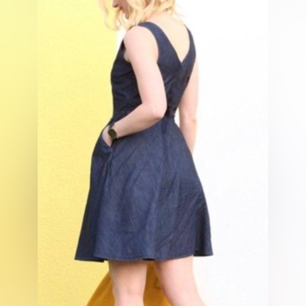 Vineyard Vines Blue Chambray Cotton V-Neck Sleeveless Fit & Flare Dress - Picture 3 of 13
